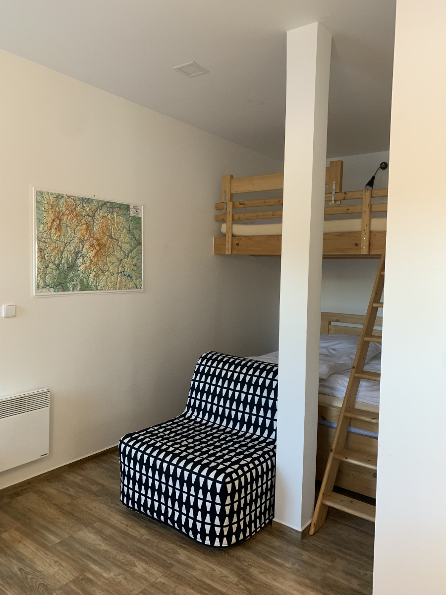 Ložnice s patrovými postelemi